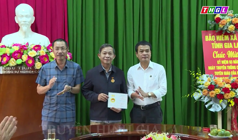 Trao Kỷ niệm chương “Vì sự nghiệp báo chí Việt Nam” cho đồng chí Trưởng Ban Tuyên giáo Tỉnh ủy và chúc mừng Ngày truyền thống ngành Tuyên giáo của Đảng (01/8)