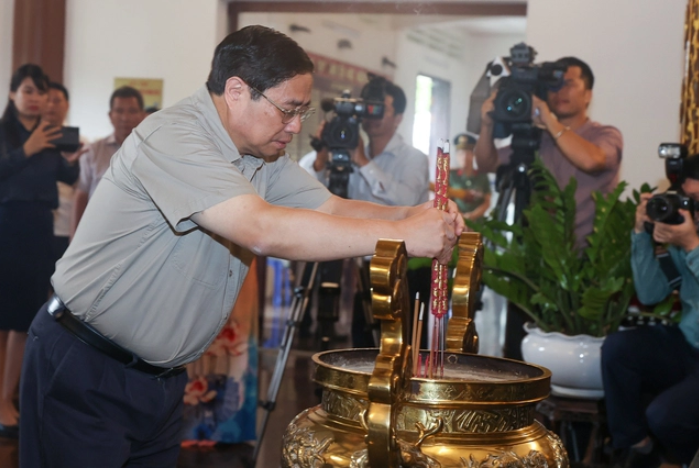 Thủ tướng dâng hương, viếng mộ Cụ Phó bảng Nguyễn Sinh Sắc