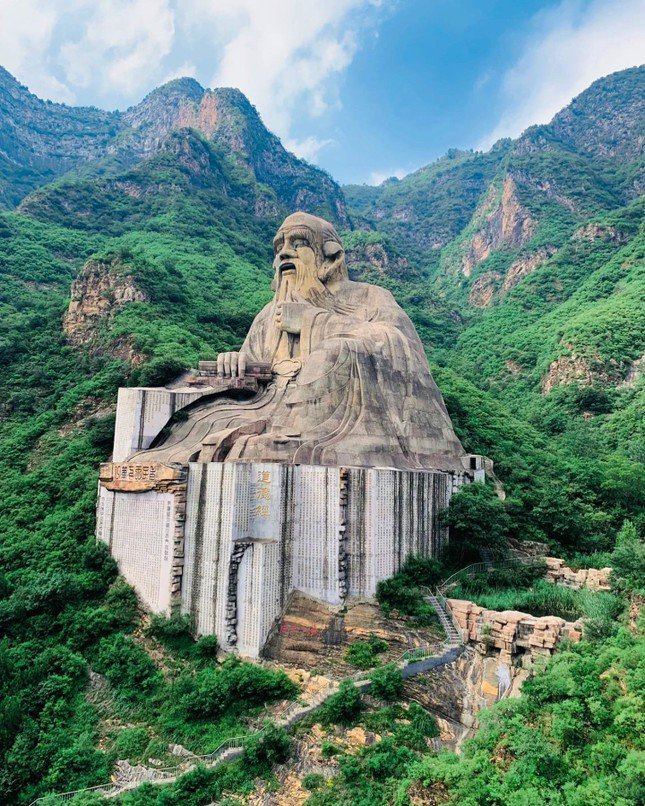 Bức tượng Lão Tử tương đương tòa nhà 18 tầng ở Trung Quốc