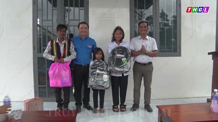 Bàn giao nhà “Khăn quàng đỏ” cho thiếu nhi có hoàn cảnh khó khăn ở xã Chư Á