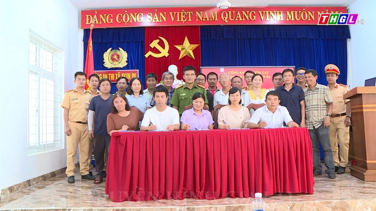 Công an thị xã Ayun Pa tổ chức Lễ phát động và ký cam kết chấp hành nghiêm pháp luật  giao thông đường bộ năm 2023
