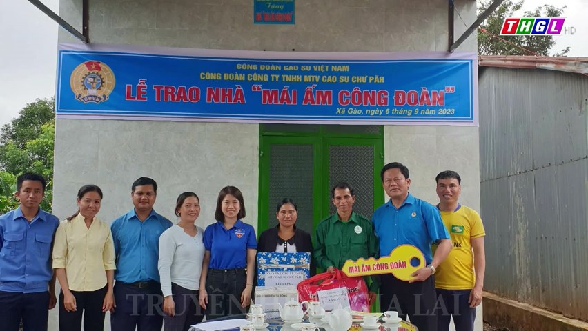 Công đoàn Cao su Chư Pah trao 2 nhà Mái ấm Công đoàn cho công nhân đồng bào dân tộc thiểu số