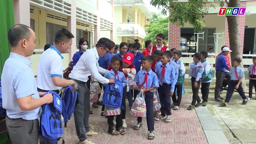 Hội Chữ thập đỏ tỉnh Gia Lai trao tặng 100 phần quà cho học sinh khó khăn tại thị xã Ayun Pa