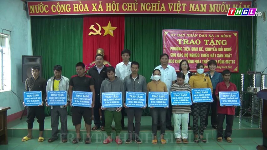 Trao phương tiện sinh kế, chuyển đổi nghề cho hộ nghèo ở xã Ia Kênh, TP. Pleiku