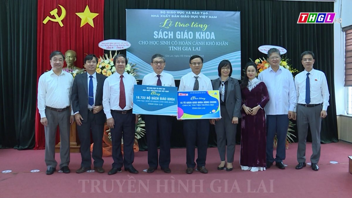 Lễ trao tặng sách giáo khoa cho học sinh có hoàn cảnh khó khăn tỉnh Gia Lai