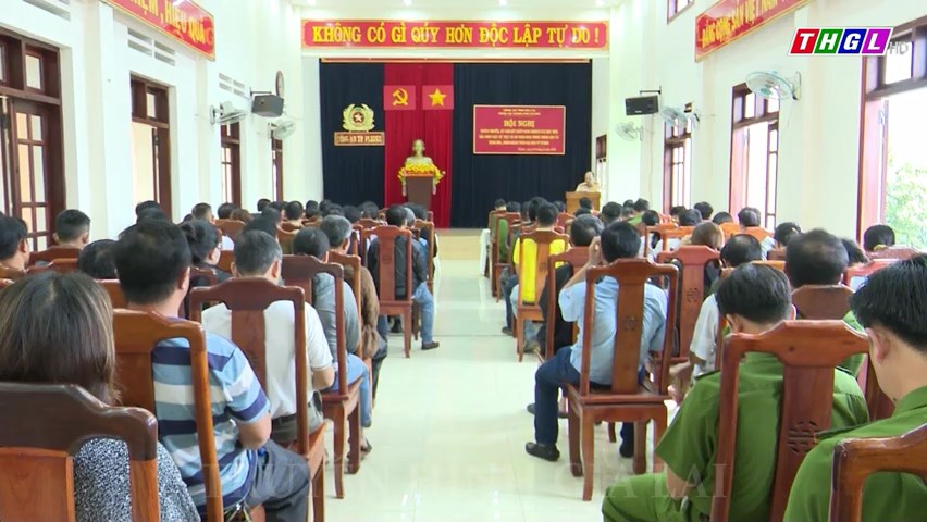 Công an TP. Pleiku tuyên truyền, ký cam kết chấp hành quy định pháp luật về ATGT với các cơ sở  kinh doanh, doanh nghiệp vận tải