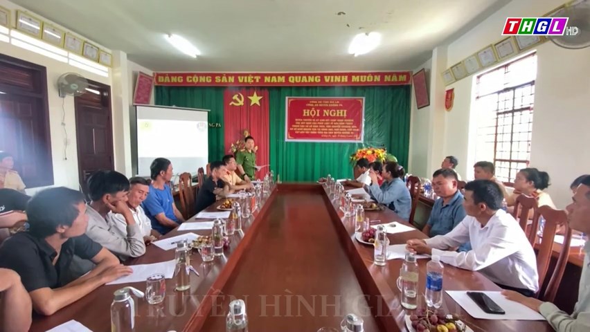 Công an huyện Krông Pa tuyên truyền và ký cam kết chấp hành nghiêm quy định của pháp luật về trật tự an toàn giao thông