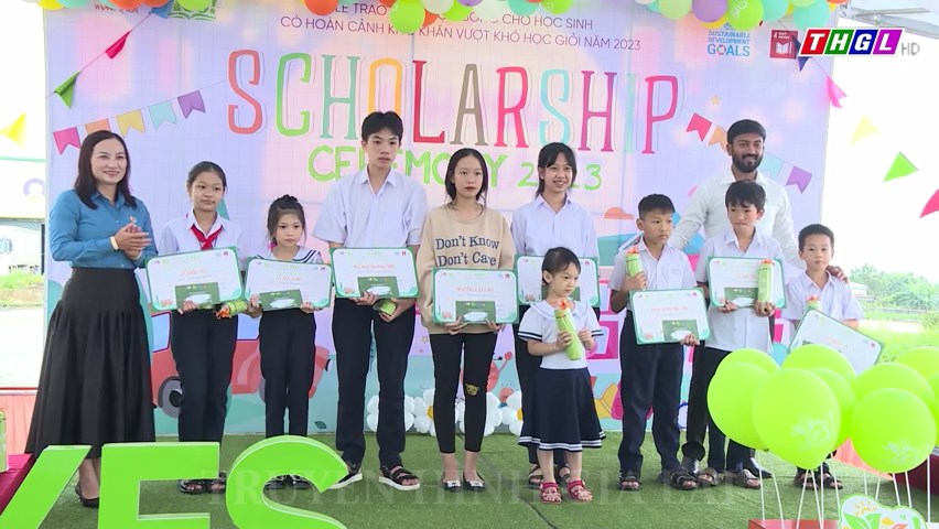 Gia Lai trao 97 suất học bổng cho con công nhân có hoàn cảnh khó khăn