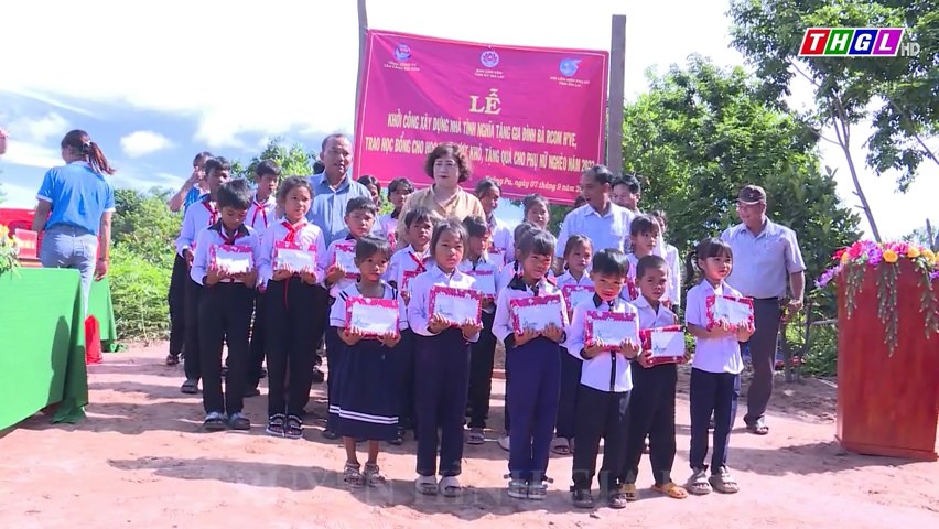 Đồng chí Trưởng Ban Dân vận Tỉnh ủy Phạm Thị Tố Hải thăm và tặng quà cho học sinh tại huyện Krông Pa