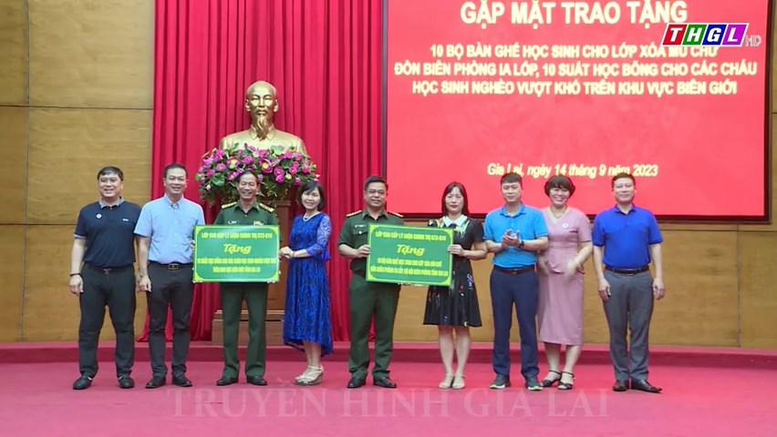 Gặp mặt, trao tặng, hỗ trợ đồ dùng học tập và học bổng cho học sinh trên biên giới