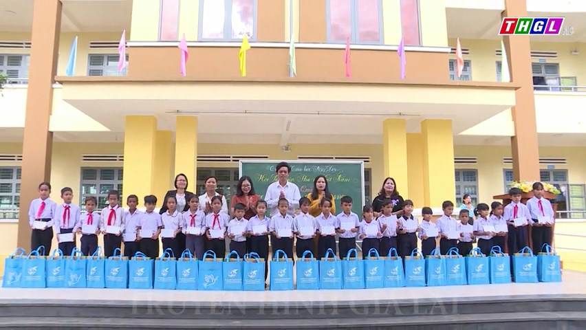 Trung ương Hội LHPN Việt Nam  trao tặng 25 suất quà cho học sinh khó khăn tại Tp. Pleiku