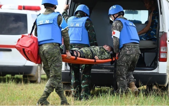 Lực lượng gìn giữ hòa bình diễn tập cấp cứu bằng trực thăng