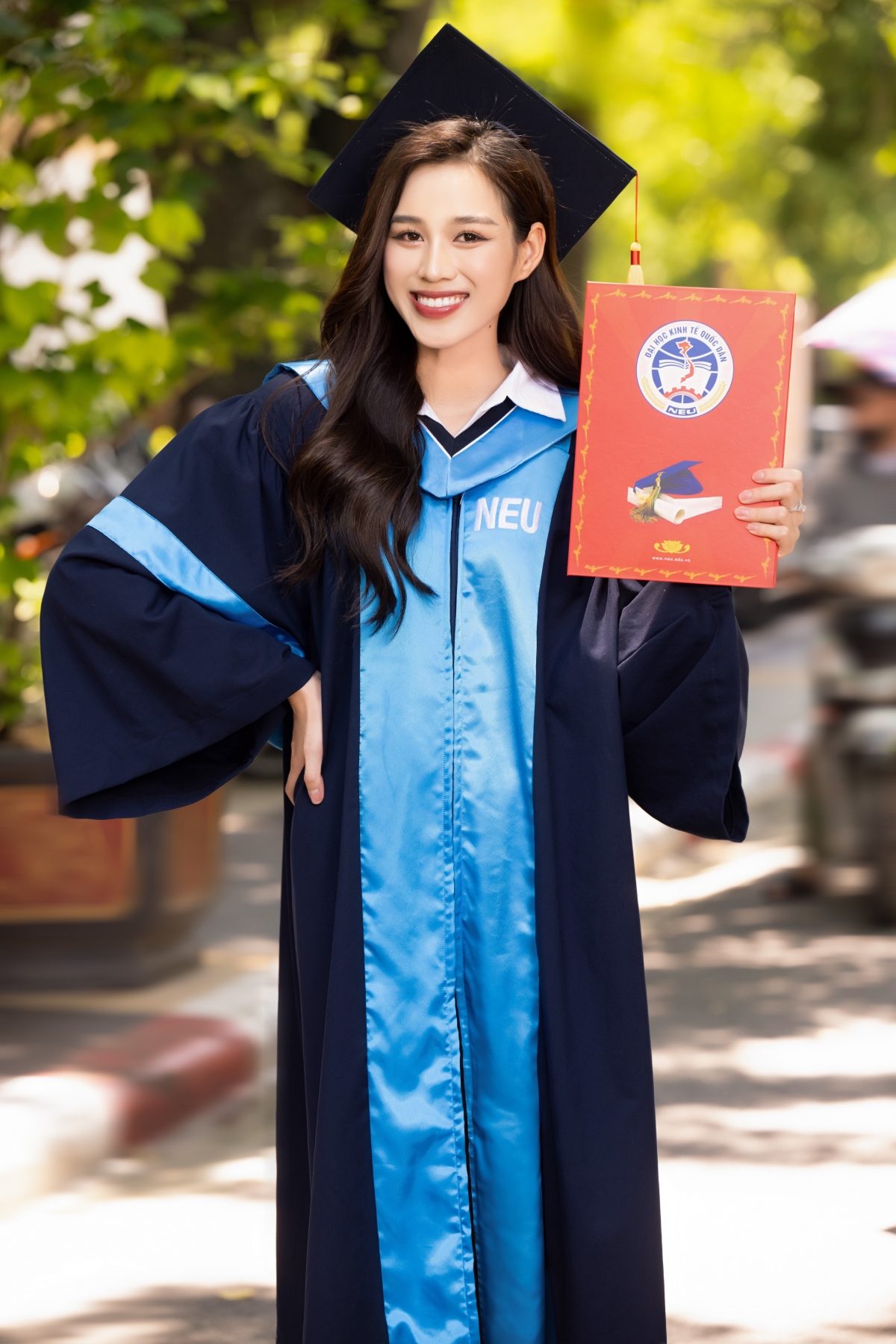 Hoa hậu Đỗ Thị Hà rạng rỡ trong ngày tốt nghiệp Đại học