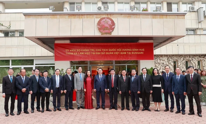 Chủ tịch Quốc hội gặp các Đại sứ Việt Nam và cộng đồng người Việt tại một số nước châu Âu