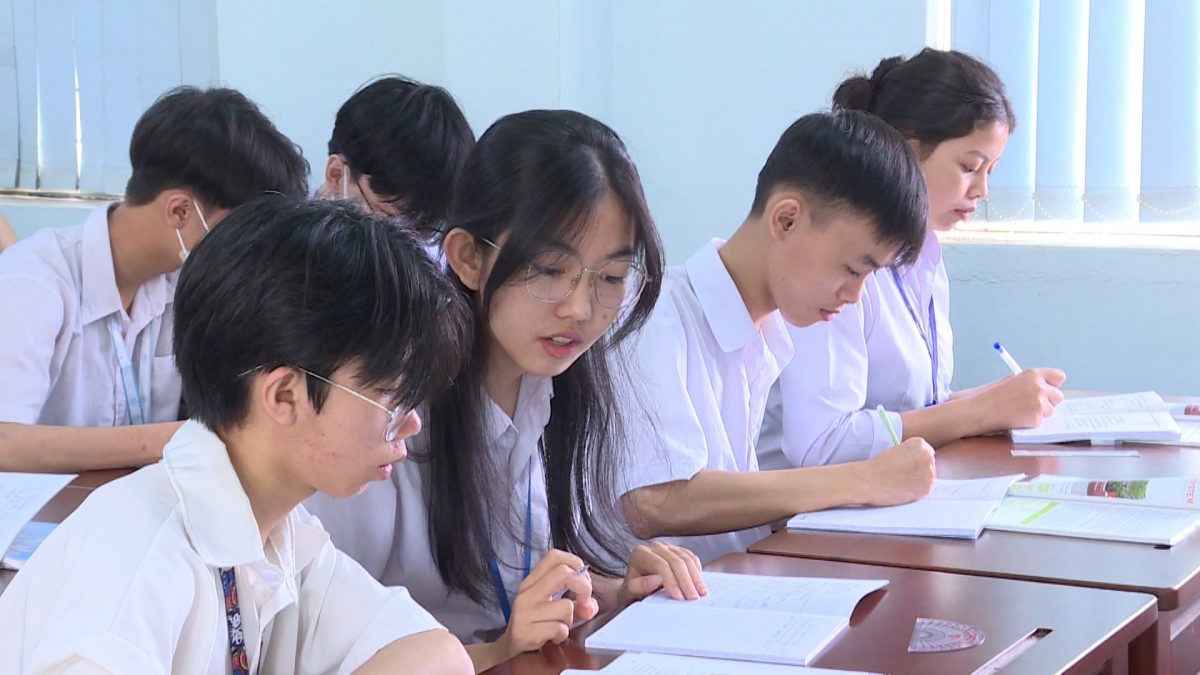 Tranh luận sôi nổi về phương án thi tốt nghiệp THPT năm 2025