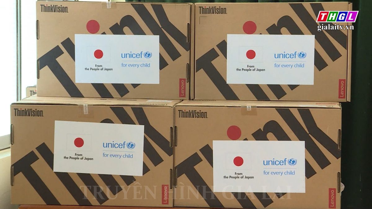 Bàn giao trang thiết bị báo cáo, thống kê y tế do UNICEF viện trợ