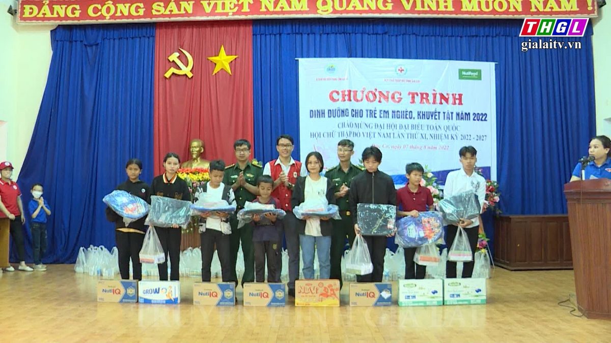 Hơn 3.400 lon sữa được trao cho trẻ em nghèo và khuyết tật