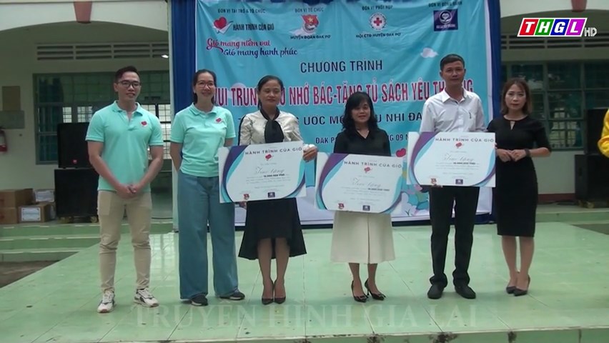 Nhóm thiện nguyện Hành trình của gió tặng “Tủ sách yêu thương” tại huyện Đak Pơ và huyện Kbang