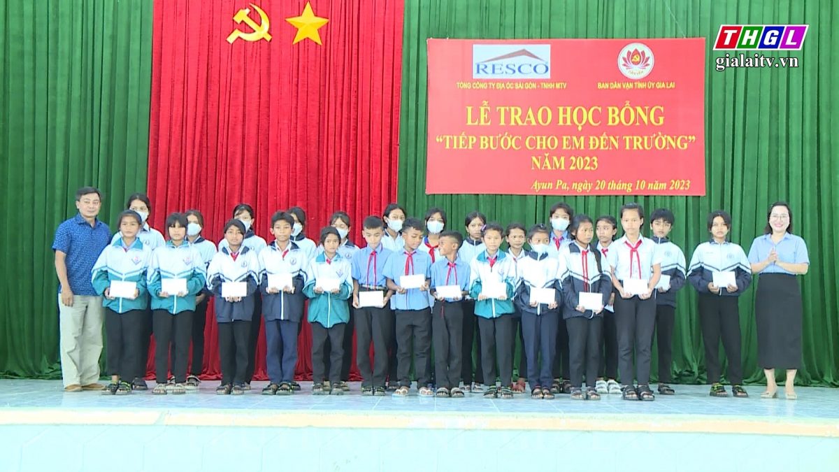 Trao 100 suất học bổng tiếp sức đến trường cho các em học sinh tại thị xã Ayun Pa