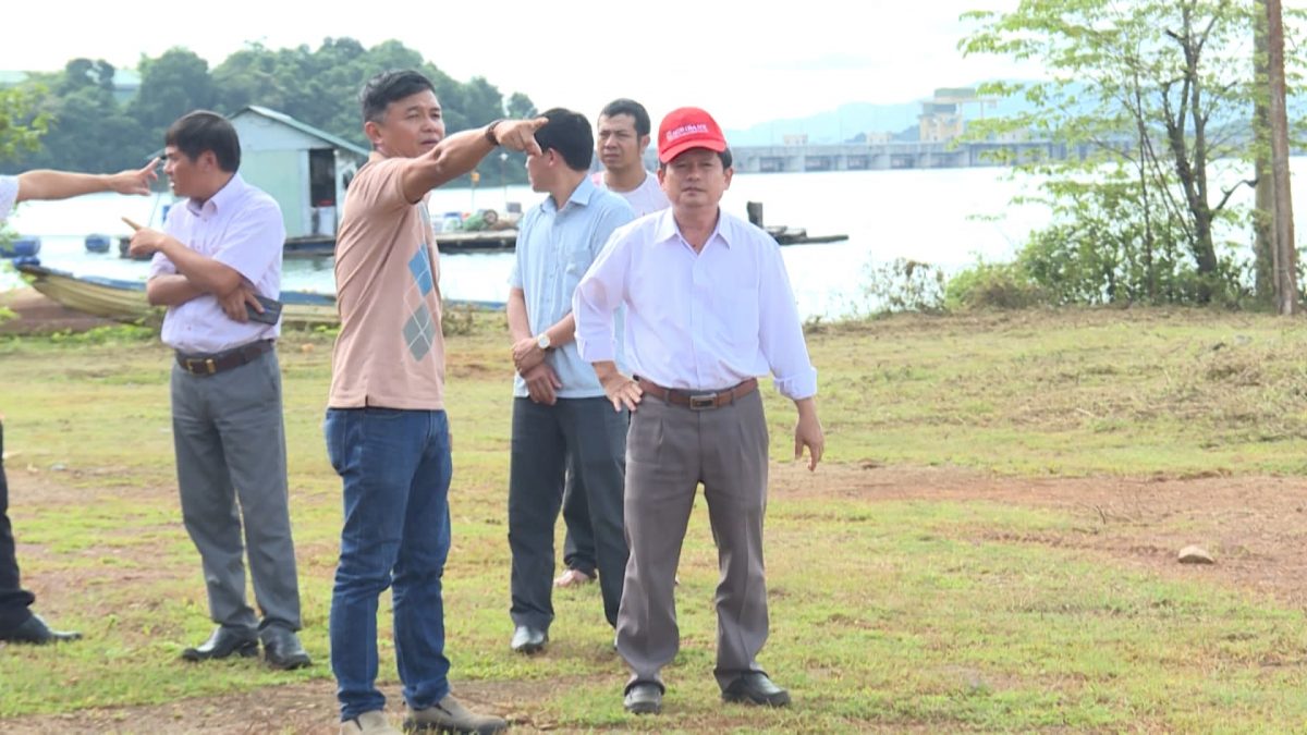 Khảo sát địa điểm truyền hình trực tiếp Hội đua thuyền Độc mộc trên sông Pô Cô, tranh Cup A Sanh