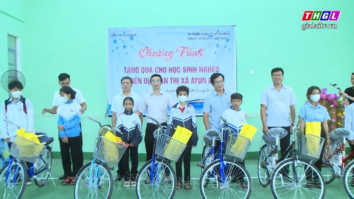 Trao 100 chiếc xe đạp cho học sinh nghèo vượt khó trên địa bàn thị xã Ayun Pa