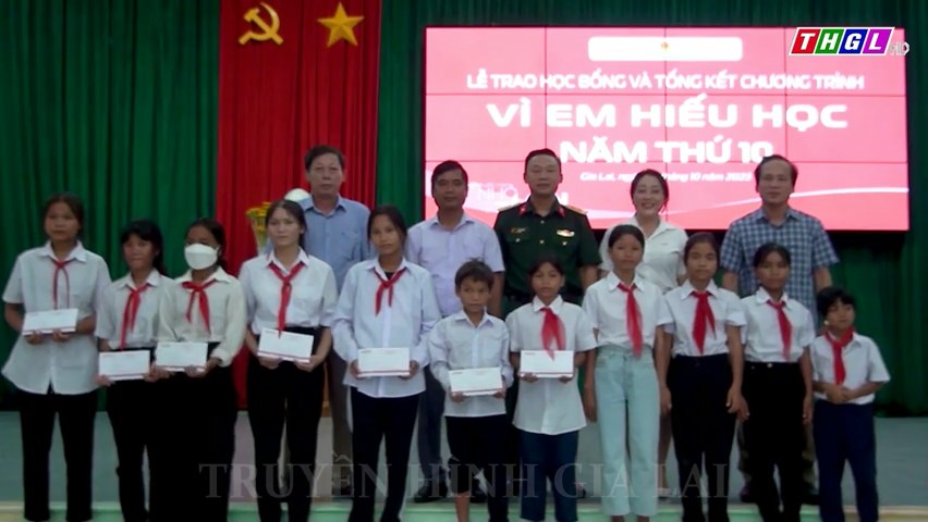 Trao 100 suất học bổng “Vì em hiếu học” tại huyện Kông Chro