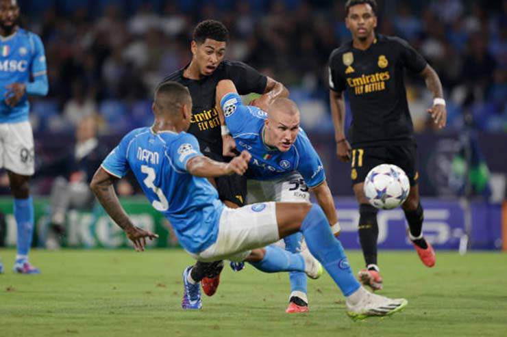 Napoli – Real Madrid: Kinh điển rượt đuổi, “đại bác” định đoạt (Cúp C1)