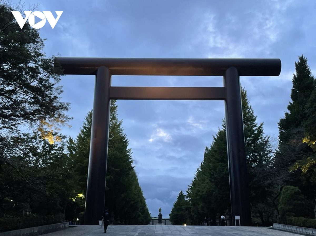 Thủ tướng Kishida Fumio và hàng loạt quan chức Nhật Bản gửi lễ đến Đền Yasukuni