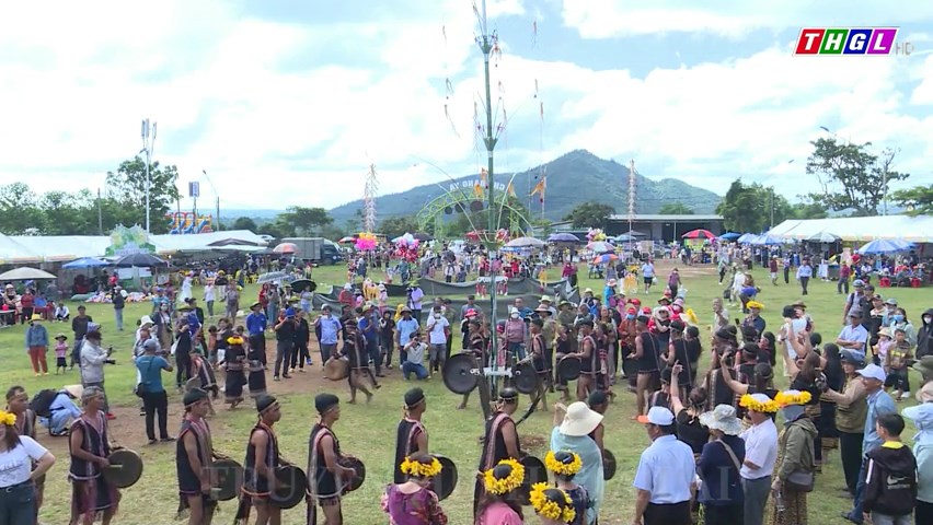 Du khách hào hứng trải nghiệm các hoạt động tại Lễ hội Hoa Dã quỳ – Núi lửa Chư Đang Ya