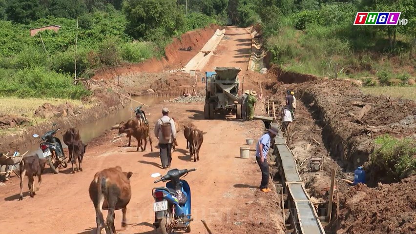 Người dân xã Ia Phí phấn khởi khi được triển khai xây dựng đường giao thông