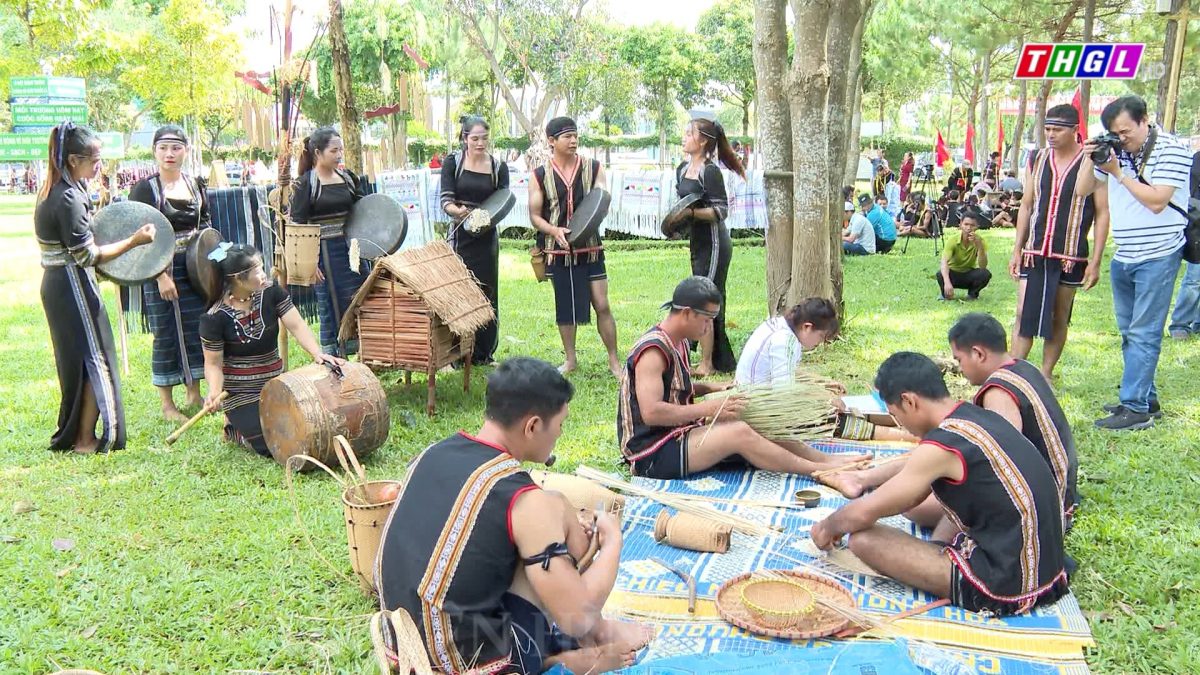 Trình diễn các nghề truyền thống – Lan toả những nét văn hoá độc đáo trong đời sống của các dân tộc Tây Nguyên