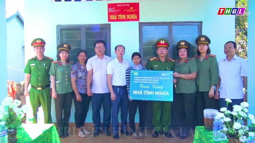 Bàn giao 3 nhà tình nghĩa tại huyện Chư Prông