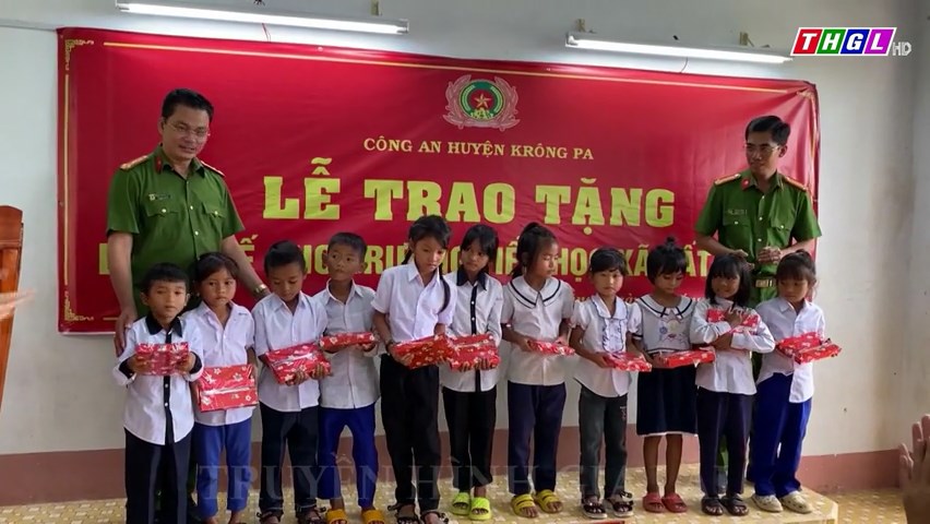 Công an huyện Krông Pa trao tặng 36 bộ bàn ghế cho Trường Tiểu học xã Đất Bằng