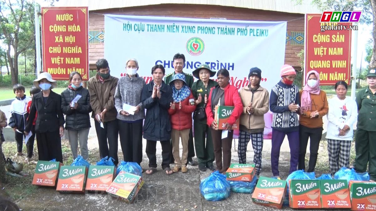 Hội Cựu TNXP TP. Pleiku tặng quà cho gia đình chính sách, hộ nghèo và học sinh khó khăn