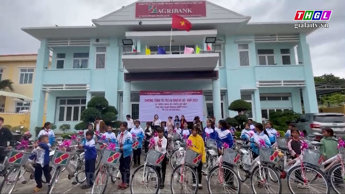 Tặng 35 xe đạp cho học sinh nghèo vượt khó huyện Kông Chro