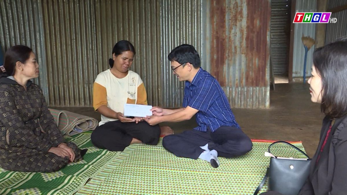 Ban An toàn giao thông tỉnh Gia Lai thăm, tặng quà các gia đình có nạn nhân thương vong do tai nạn giao thông