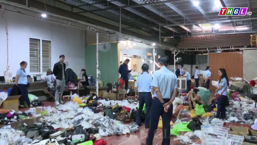 Bắt quả tang tổng kho hàng hóa giả mạo nhãn hiệu khi đang livestream chốt đơn trên Facebook