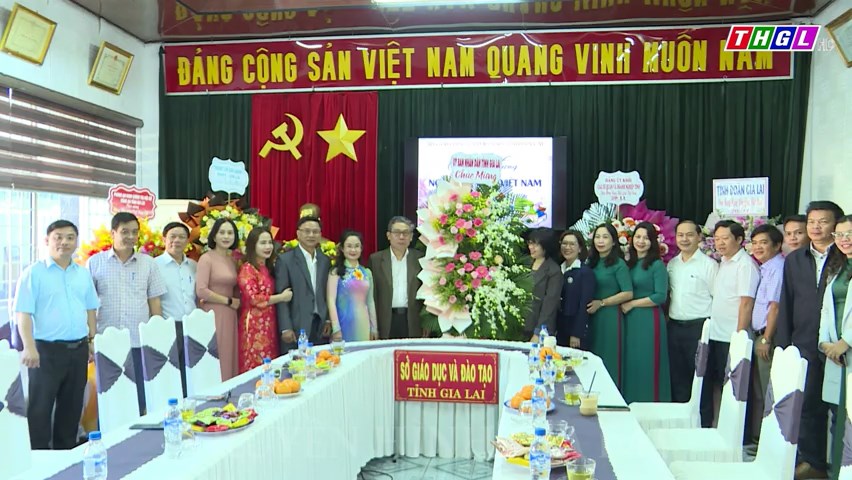 Đồng chí Nguyễn Thị Thanh Lịch –  Phó Chủ tịch UBND tỉnh đến thăm, chúc mừng cán bộ, công chức, viên chức Sở GD&ĐT nhân ngày Nhà giáo Việt Nam (20/11)