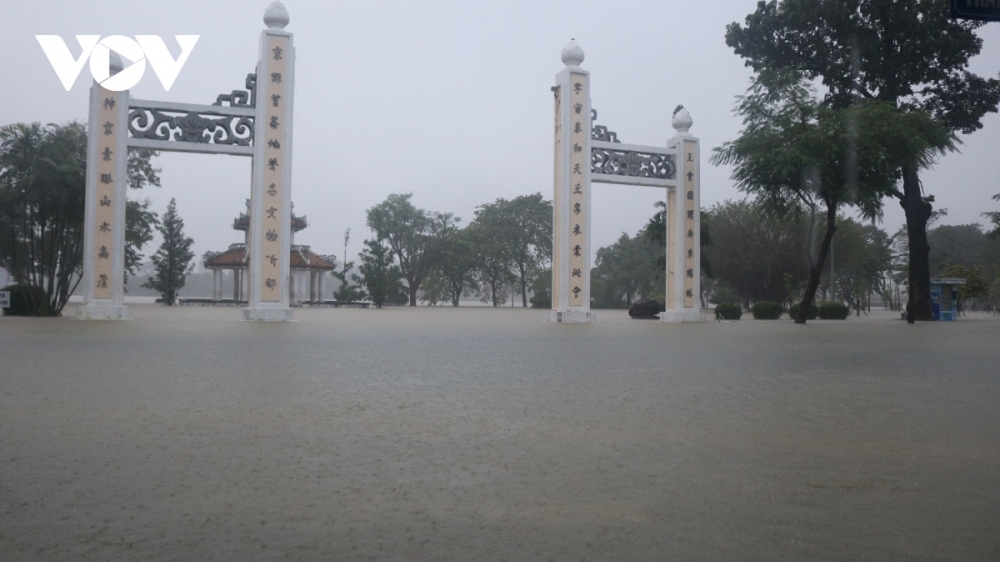 Thủ tướng yêu cầu tập trung ứng phó, khắc phục hậu quả mưa lũ tại Trung Bộ