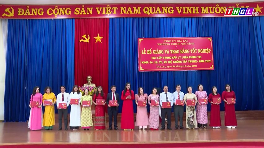 Lễ bế giảng và trao bằng tốt nghiệp các lớp Trung cấp Lý luận chính trị năm 2023