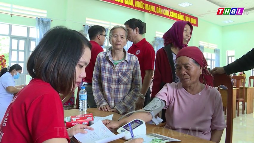 Khám, cấp thuốc miễn phí cho người dân có hoàn cảnh khó khăn tại thị xã Ayun Pa