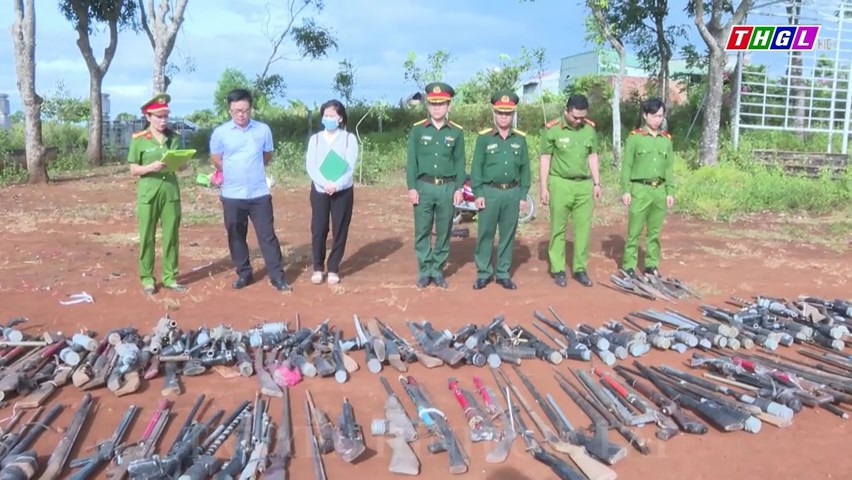 Chư Prông tiêu huỷ vũ khí, công cụ hỗ trợ do người dân giao nộp