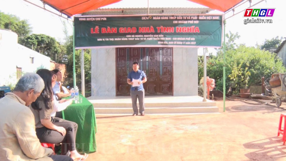 Chư Pưh: Bàn giao nhà ở cho hộ nghèo