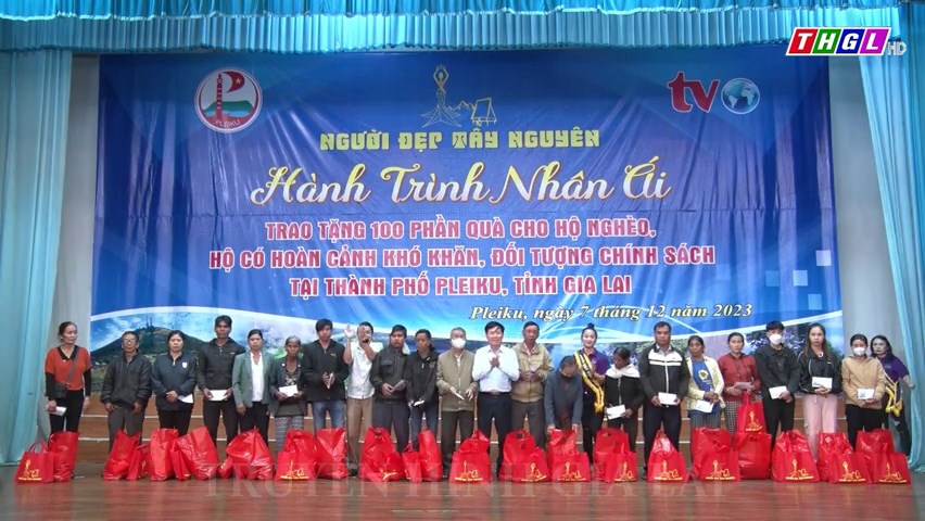 Chương trình “Hành trình nhân ái” trao tặng 100 phần quà cho hộ nghèo, khó khăn, đối tượng chính sách