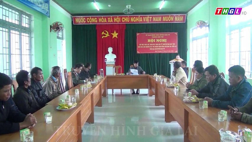 Đak Pơ: Tặng 20 suất quà cho người uy tín