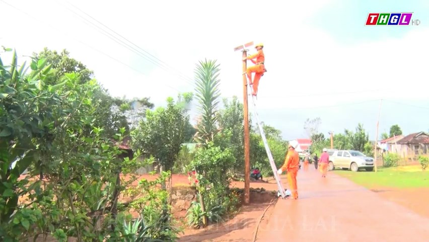 Lắp đặt công trình “Thắp sáng đường quê” làng Điện Biên, xã Sơn Lang, huyện Kbang