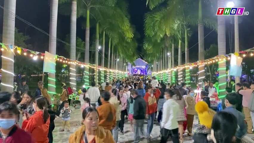 Người dân thị xã Ayun Pa vui vẻ đón Giáng sinh