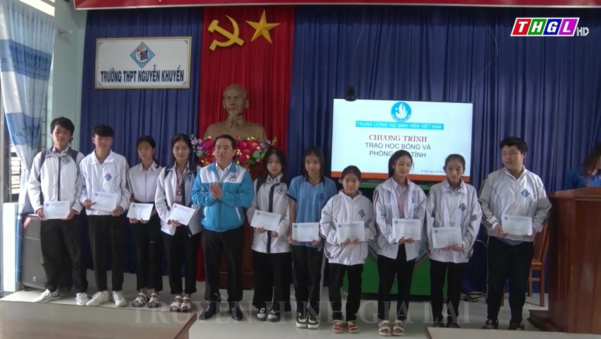 Trao 20 suất học bổng và phòng vi máy tính cho Trường THPT Nguyễn Khuyến, thị xã An Khê