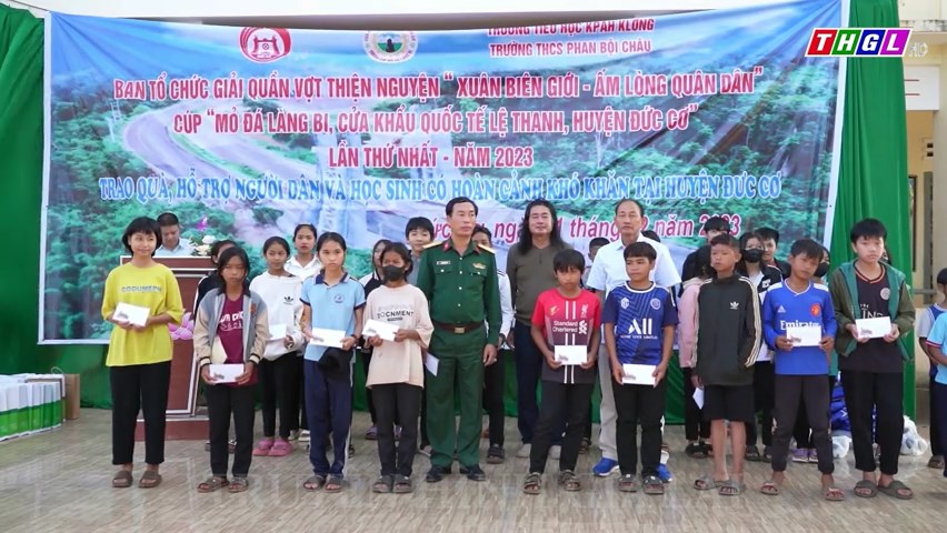 Trao quà cho học sinh nghèo và người dân biên giới Gia Lai