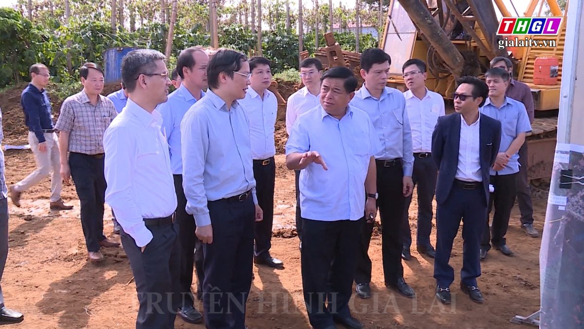 Bộ trưởng Bộ Kế hoạch và Đầu tư Nguyễn Chí Dũng kiểm tra Dự án Đường hành lang kinh tế phía Đông, tỉnh Gia Lai